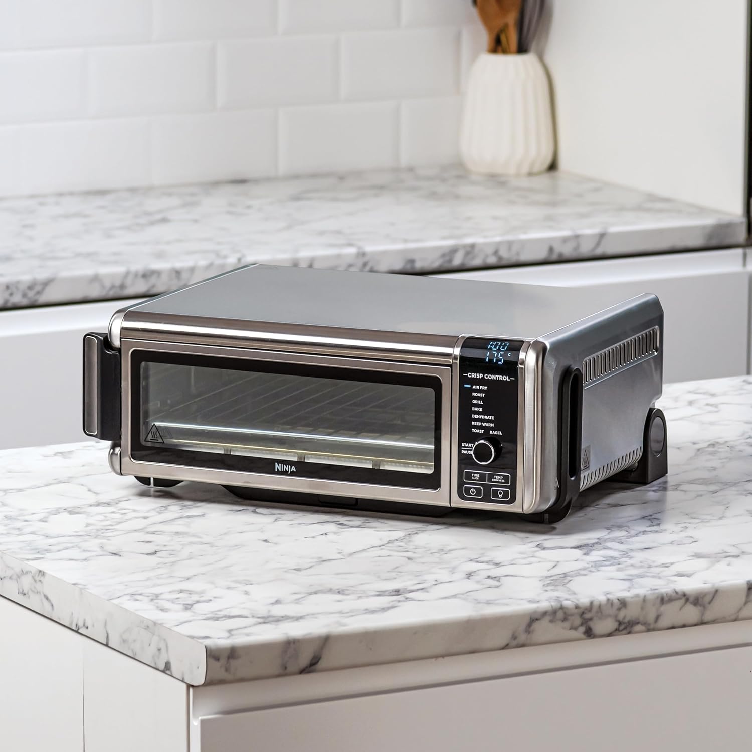 Ninja Foodi Four Multifonctions 8-en-1, Mini four portable, surfaces de travail, four multifonctions avec 8 fonctions de cuisson ; Air Fry, Rtir, Griller, Cuire et plus encore. Argent/Noir SP101EU