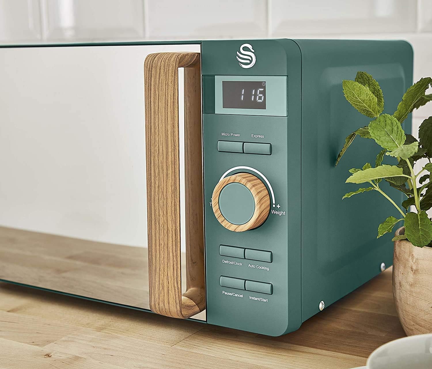 Swan Four à micro-ondes numérique Nordic 20 L, 6 niveaux de puissance, 800 W, minuterie de 30 minutes, nettoyage facile, mode dégivrage, design moderne, poignée effet bois, blanc mat