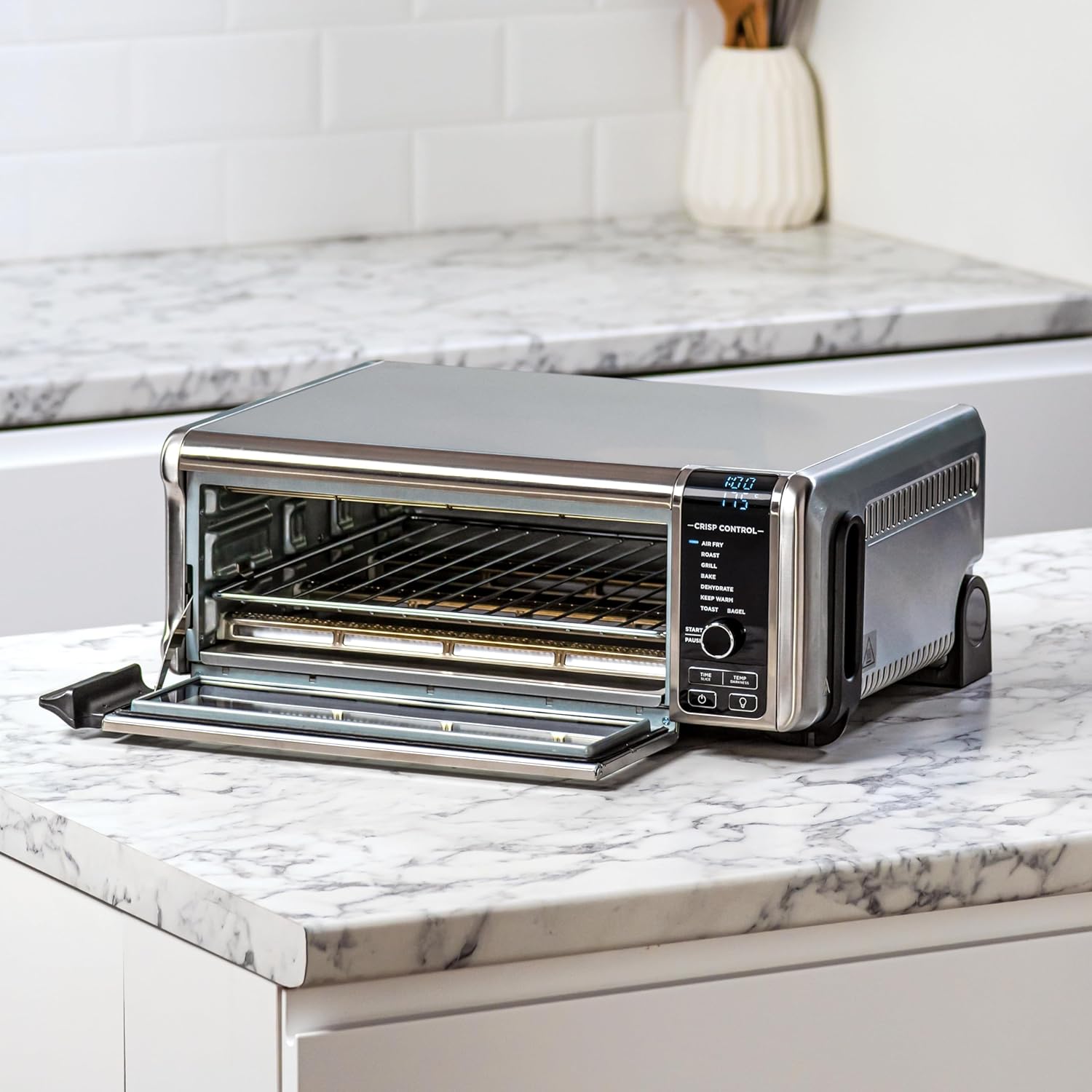 Ninja Foodi Four Multifonctions 8-en-1, Mini four portable, surfaces de travail, four multifonctions avec 8 fonctions de cuisson ; Air Fry, Rtir, Griller, Cuire et plus encore. Argent/Noir SP101EU