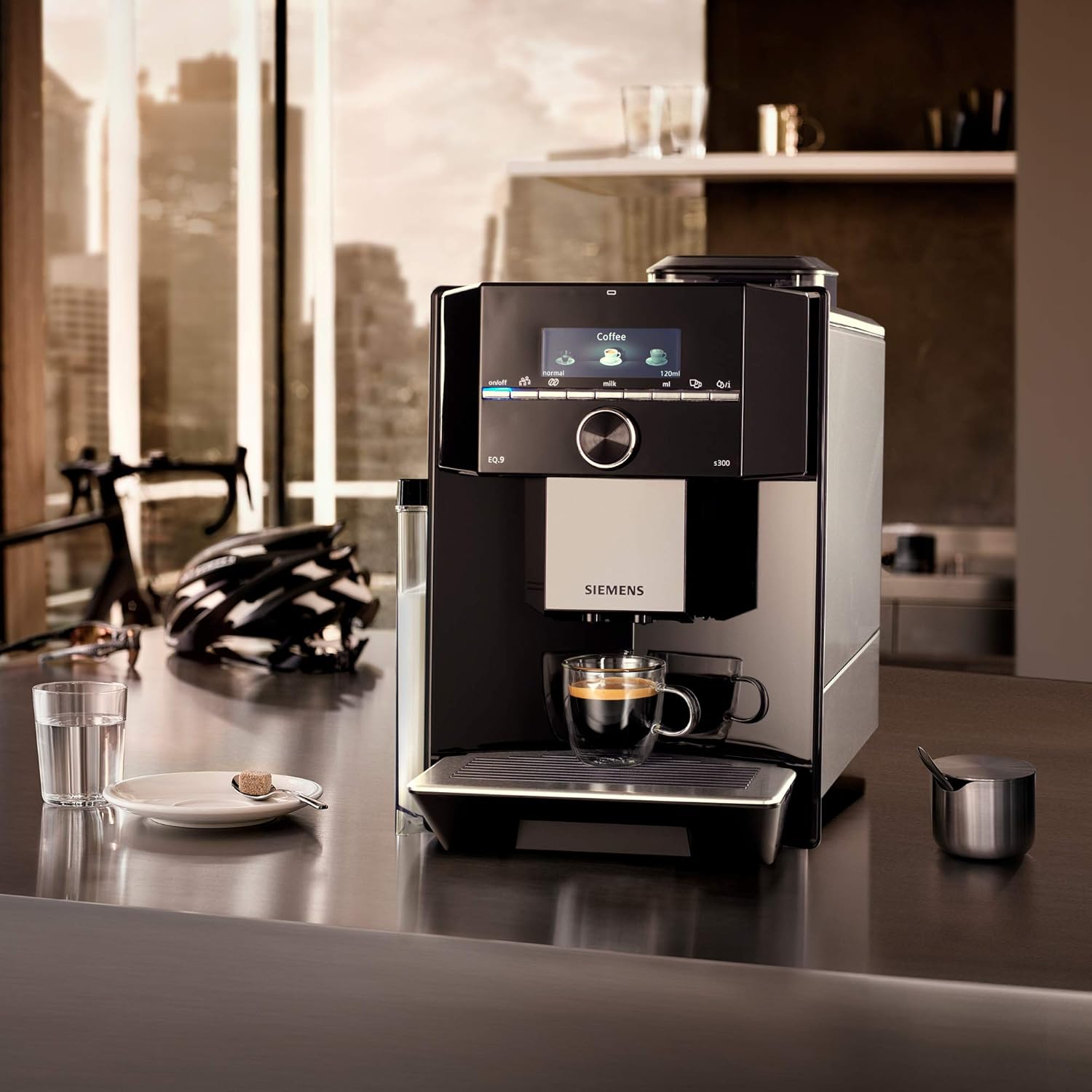 Siemens, machine à café automatique EQ900 TQ903D03, contrôle par l'application, écran tactile, mode barista, AromaBoost, réduction du bruit, broyeur premium, nettoyage à la vapeur, 1 500 W, inox