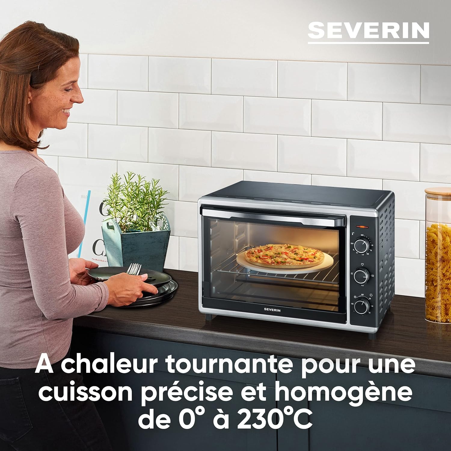 SEVERIN Mini-Four à chaleur tournante 42 L avec pierre à pizza et tournebroche, Four posable 1 800 W design élégant, électrique avec minuteur 120 min, Noir/Inox, TO 2058
