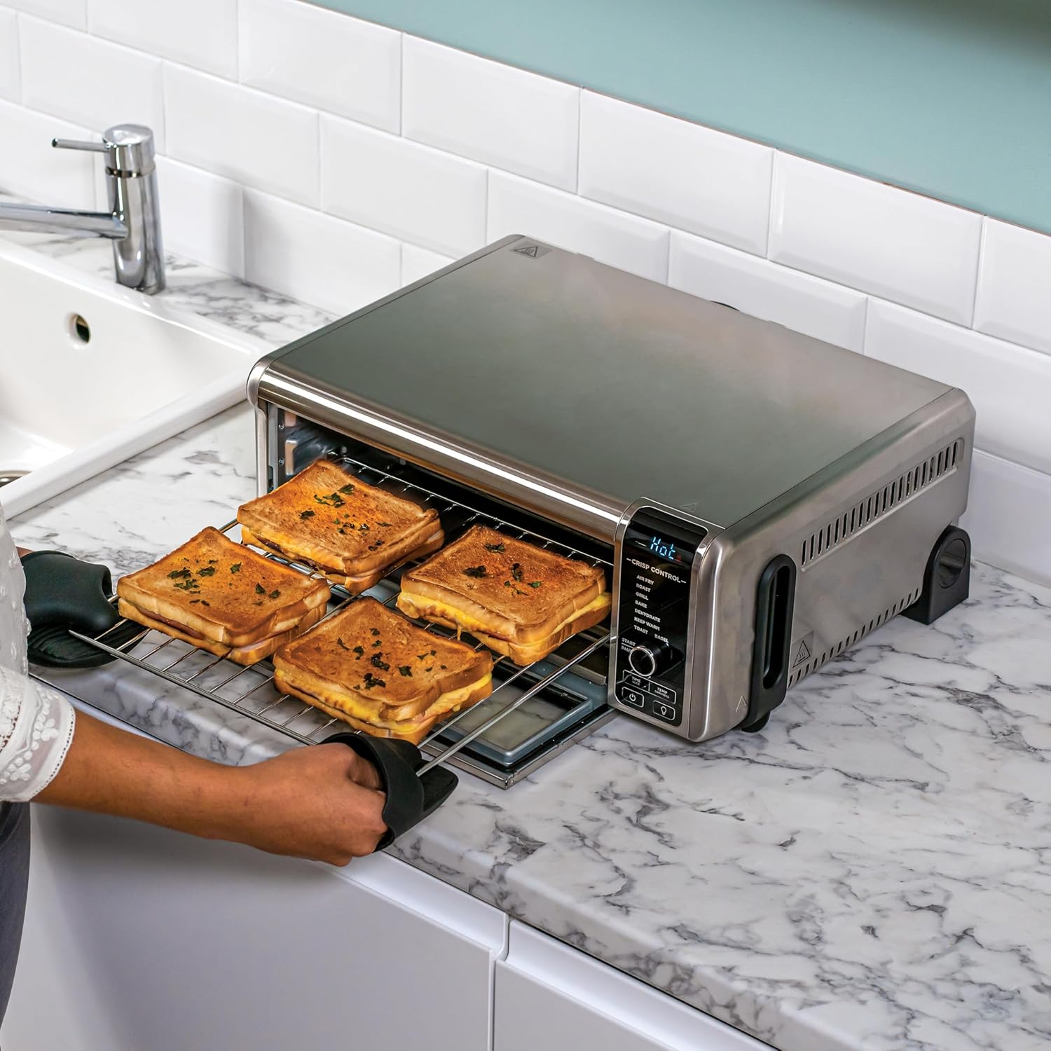 Ninja Foodi Four Multifonctions 8-en-1, Mini four portable, surfaces de travail, four multifonctions avec 8 fonctions de cuisson ; Air Fry, Rtir, Griller, Cuire et plus encore. Argent/Noir SP101EU