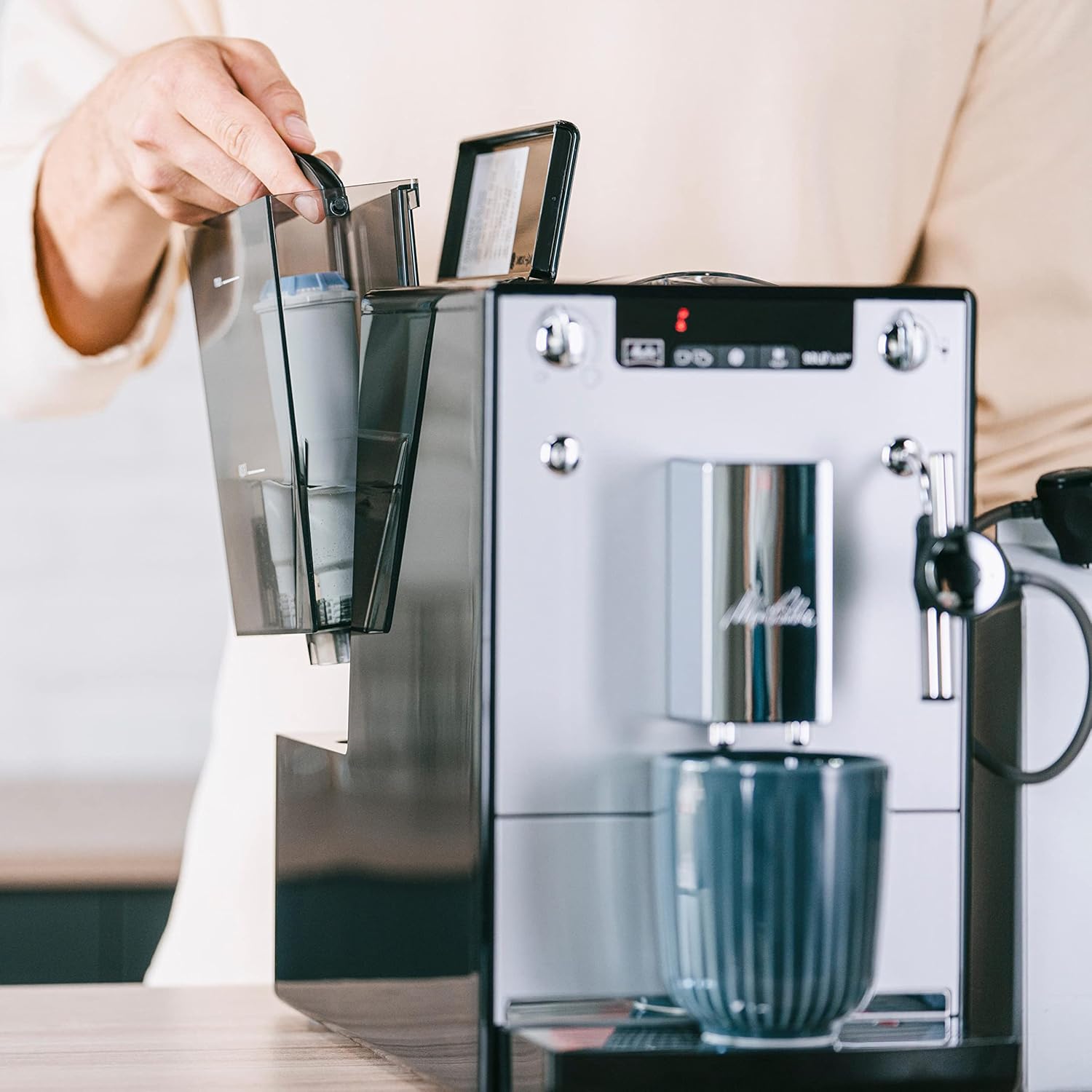 Melitta Solo & Perfect Milk Argent, Machine à Café à Grains avec Broyeur et Système d'Extraction des Armes, Mode 1 à 2 Tasses, Auto Cappuccinatore, Affichage LED, E957-203, 1400W