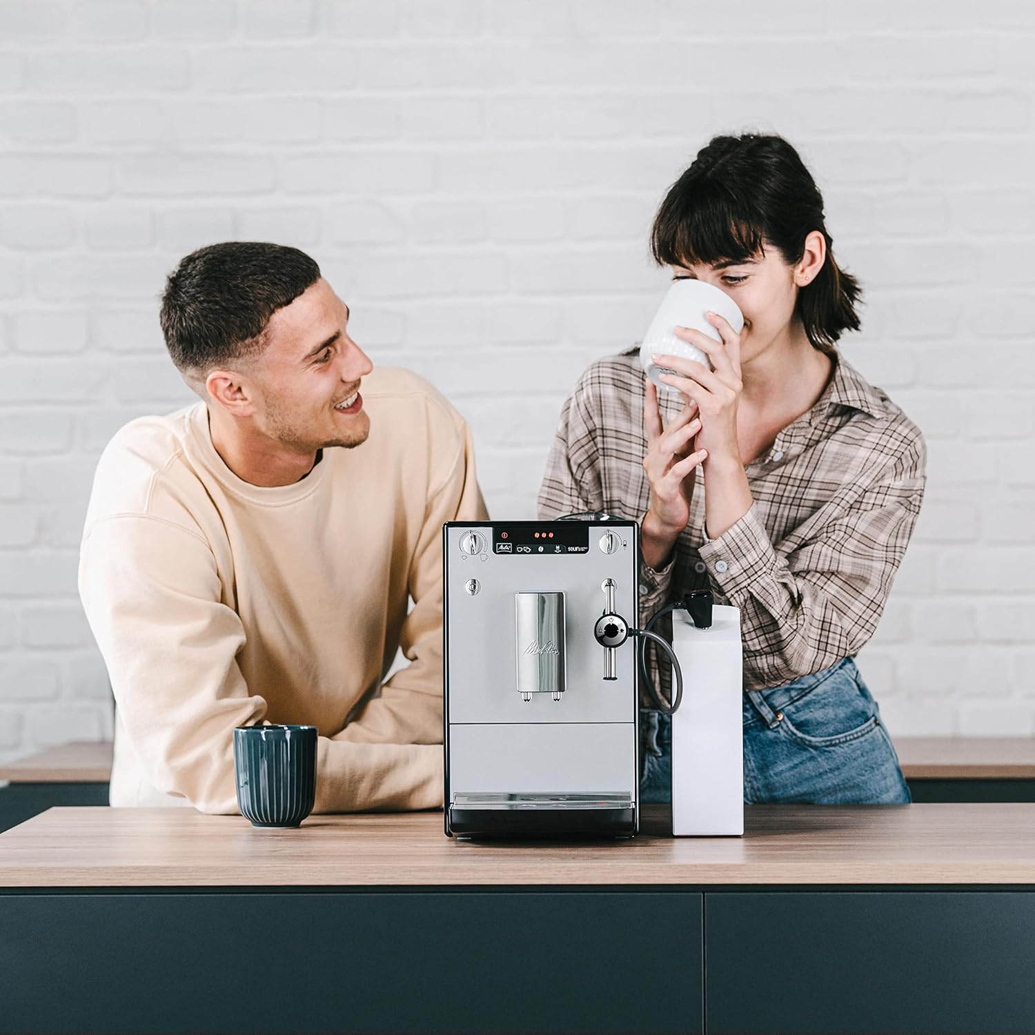 Melitta Solo & Perfect Milk Argent, Machine à Café à Grains avec Broyeur et Système d'Extraction des Armes, Mode 1 à 2 Tasses, Auto Cappuccinatore, Affichage LED, E957-203, 1400W