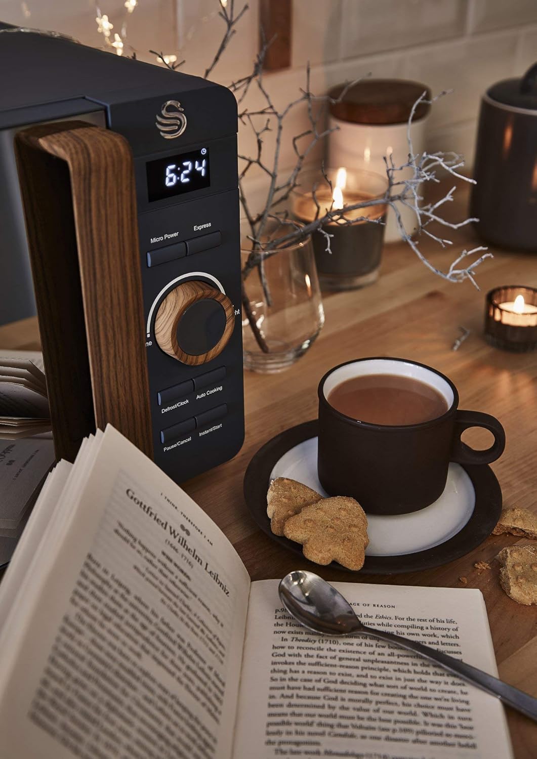 Swan Four à micro-ondes numérique Nordic 20 L, 6 niveaux de puissance, 800 W, minuterie de 30 minutes, nettoyage facile, mode dégivrage, design moderne, poignée effet bois, blanc mat