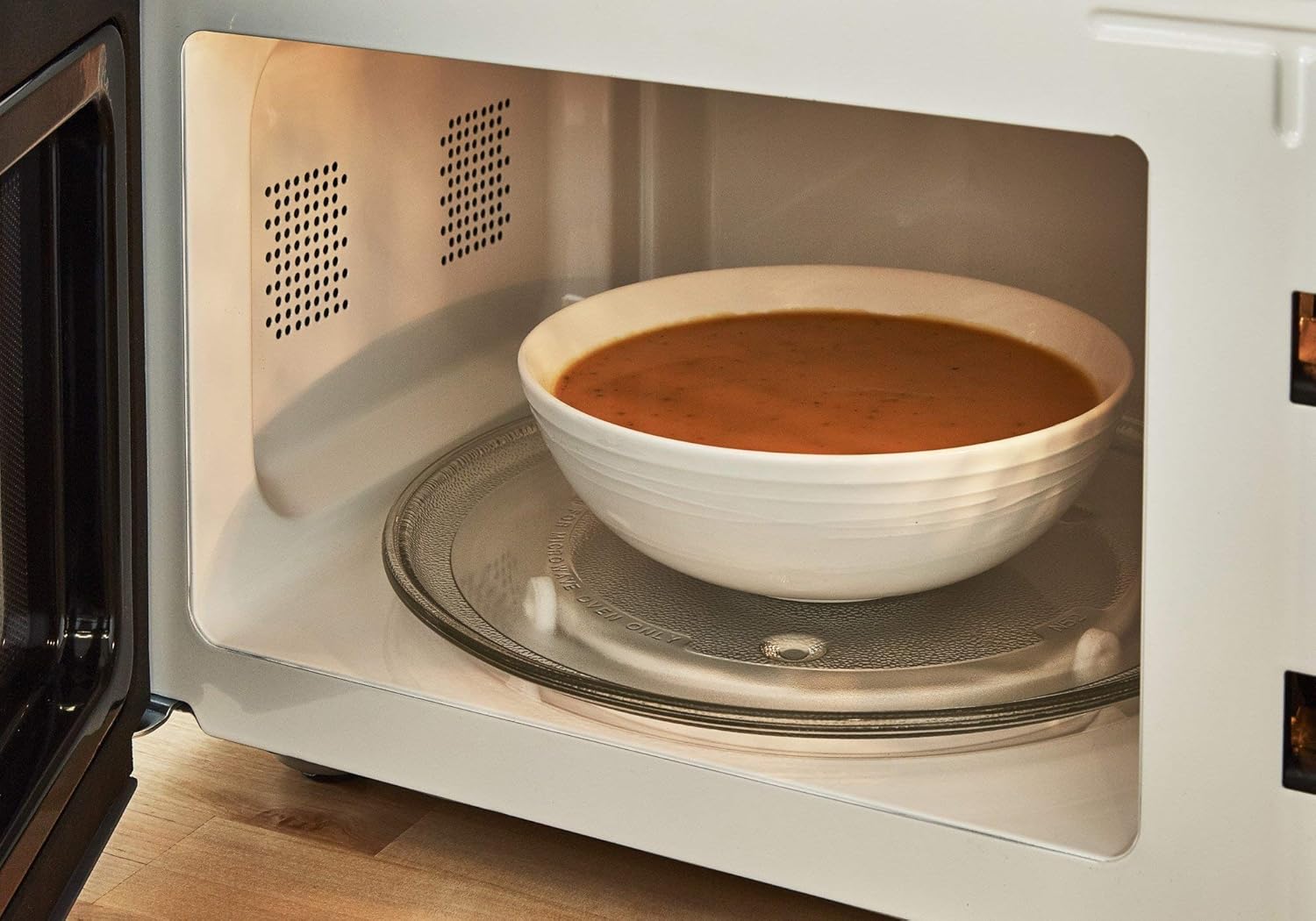 Swan Four à micro-ondes numérique Nordic 20 L, 6 niveaux de puissance, 800 W, minuterie de 30 minutes, nettoyage facile, mode dégivrage, design moderne, poignée effet bois, blanc mat