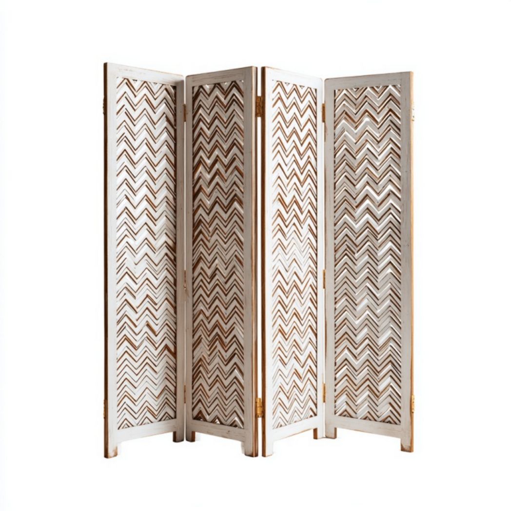 Paravent 4 panneaux en bois ajouré motif chevrons, finition blanche vieillie