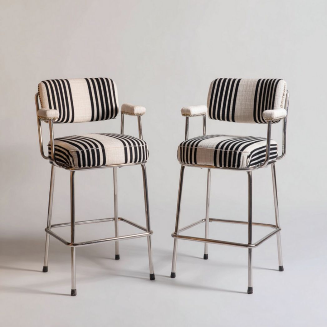 Lot de 2 tabourets de bar à dossier et accoudoirs en tissu rayé noir et blanc avec structure métallique chromée