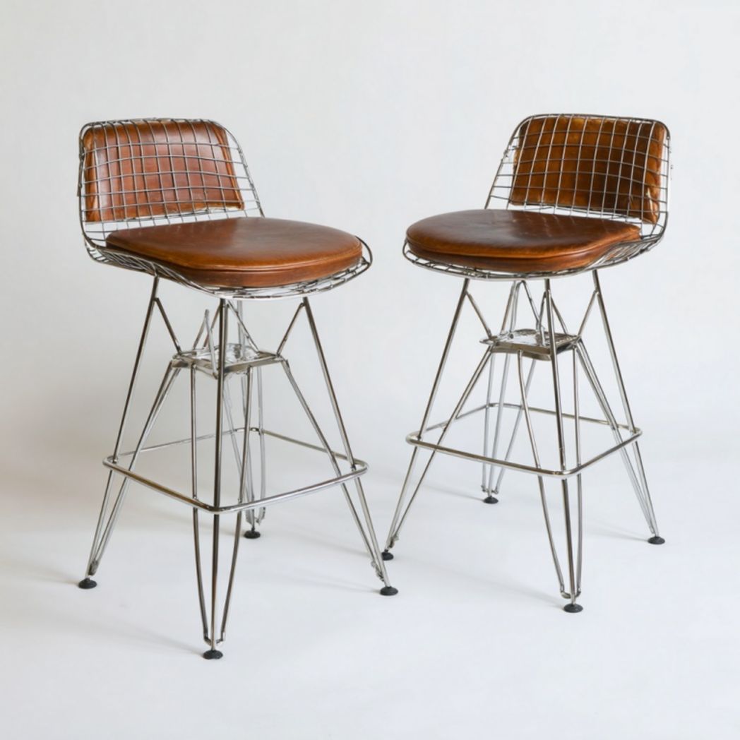 Lot de 2 tabourets de bar en métal avec dossier en treillis et assise en simili cuir brun