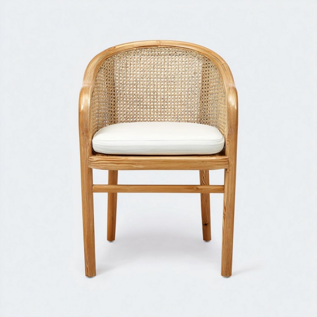 Fauteuil de détente en bois et rotin avec coussin blanc