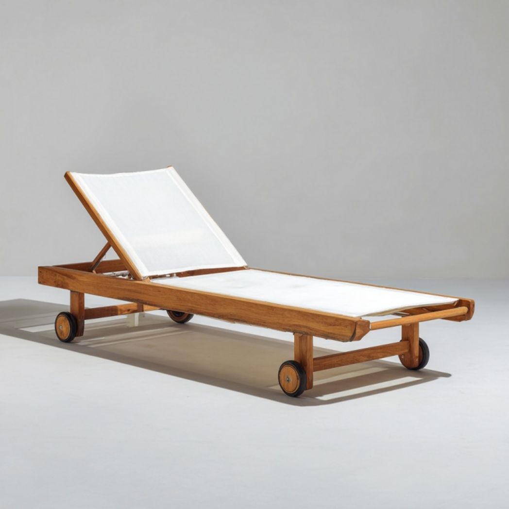 Chaise longue d’extérieur en bois avec dossier réglable et roues