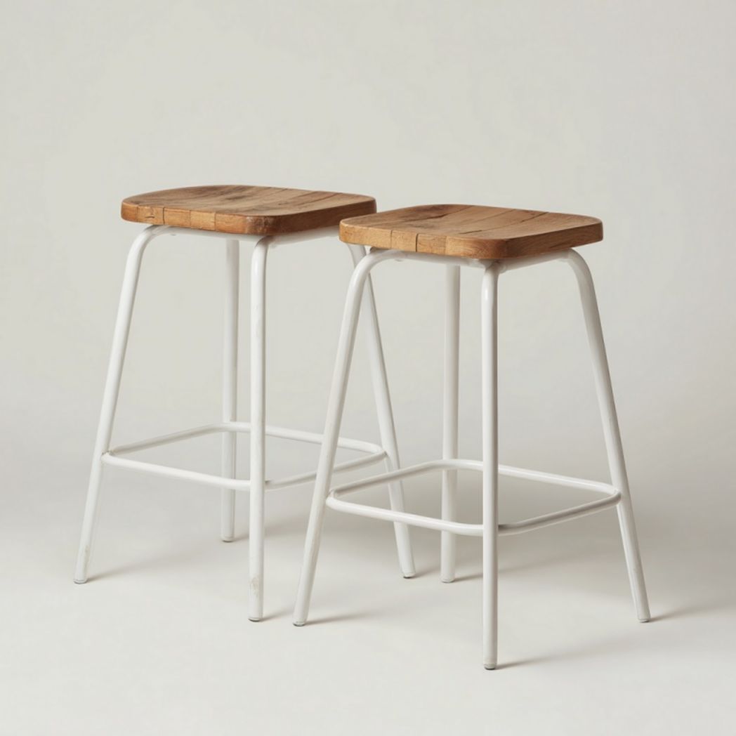 Lot de 2 tabourets de bar style industriel avec assise en bois et structure blanche