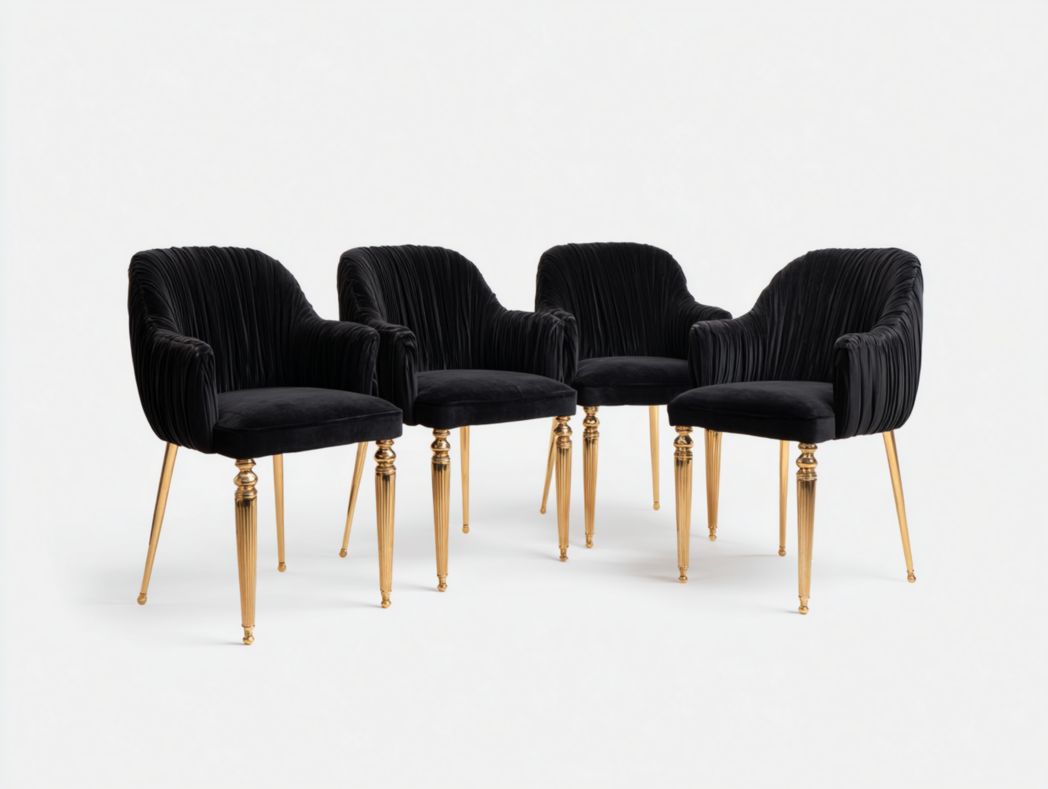 Lot de 4 chaises en velours noir avec dossier plissé et pieds dorés sculptés en métal