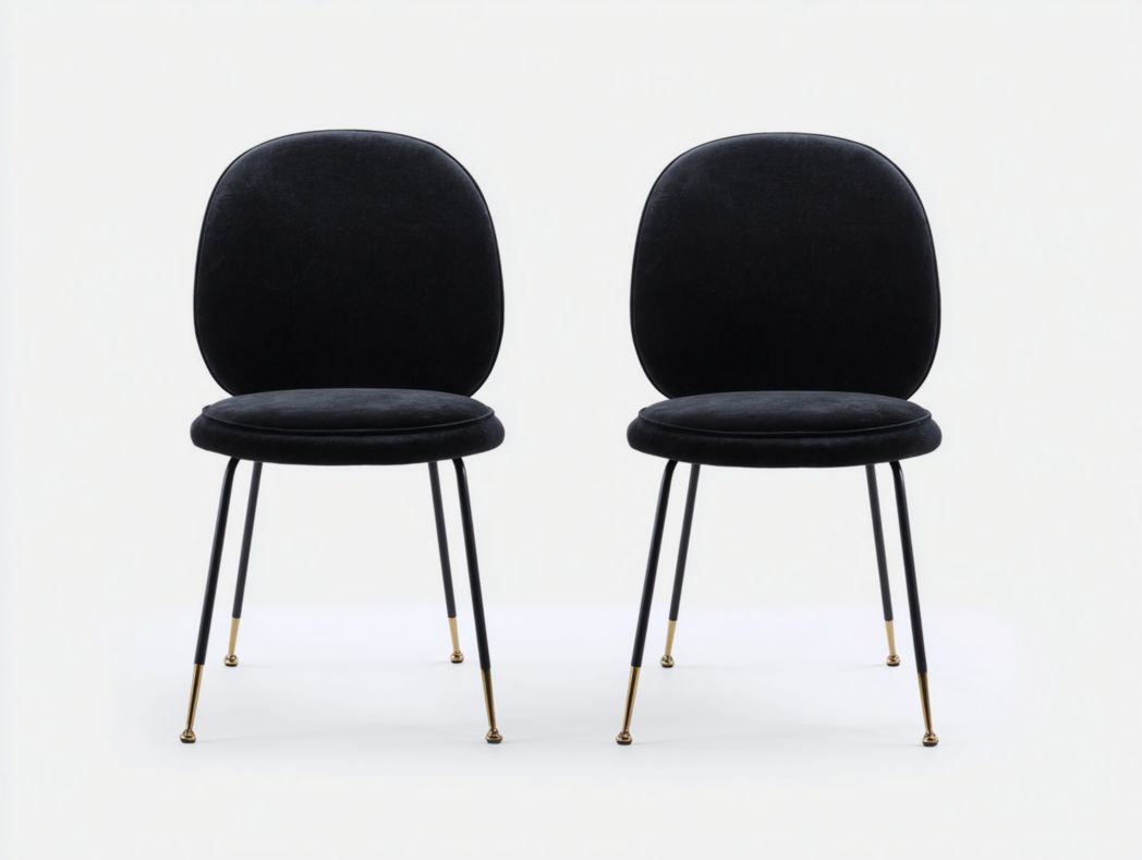 Lot de 2 chaises en velours noir avec dossier arrondi et pieds métalliques noirs à embouts dorés