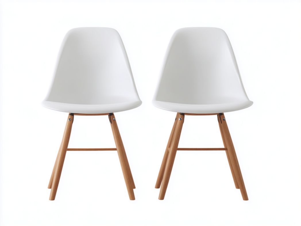 Lot de 2 chaises coque blanches avec dossier ovale et pieds en bois