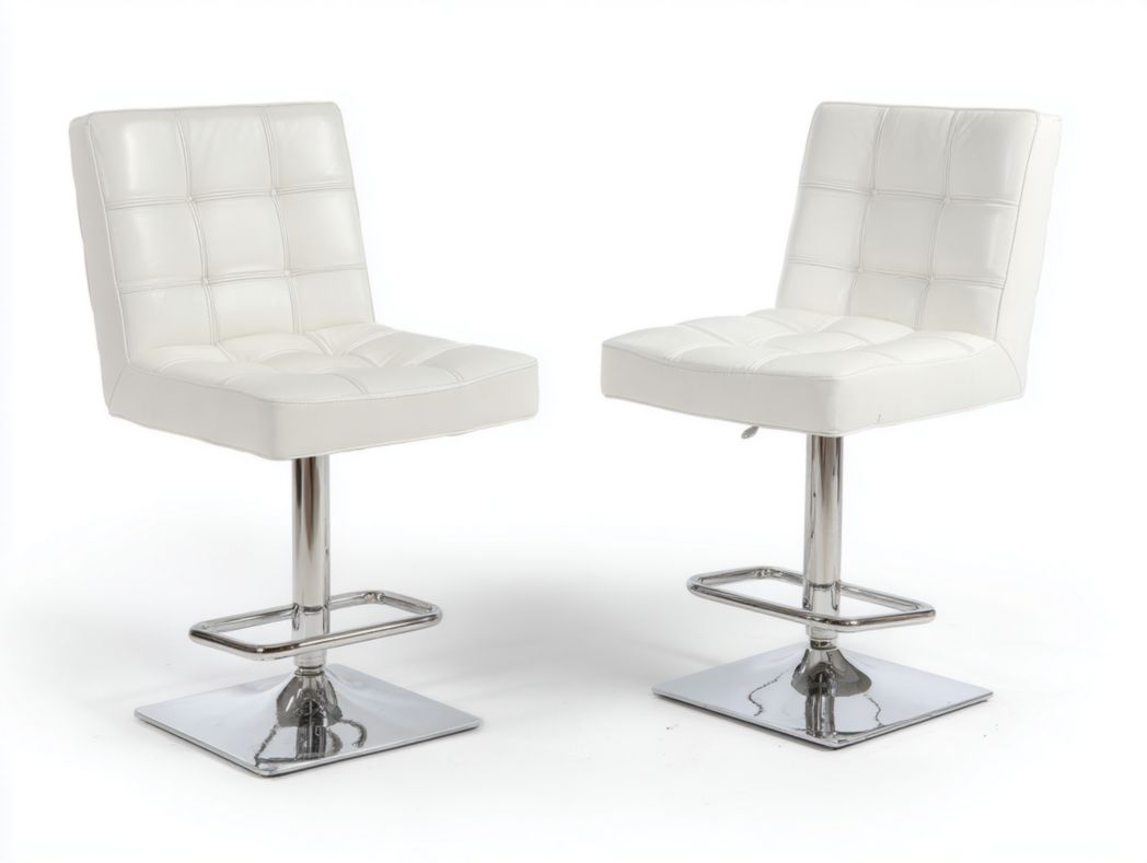 Lot de 2 chaises hautes en similicuir blanc avec dossier capitonné et base en métal chromé