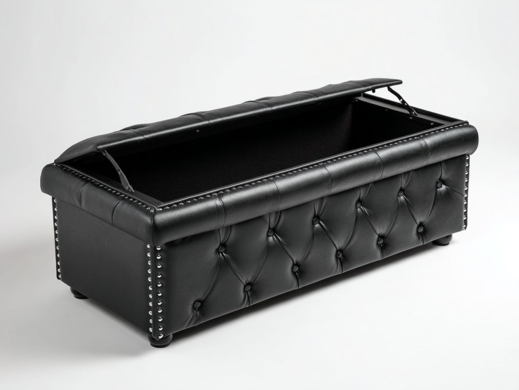 Banc coffre Similicuir noir avec capitonnage et détails cloutés