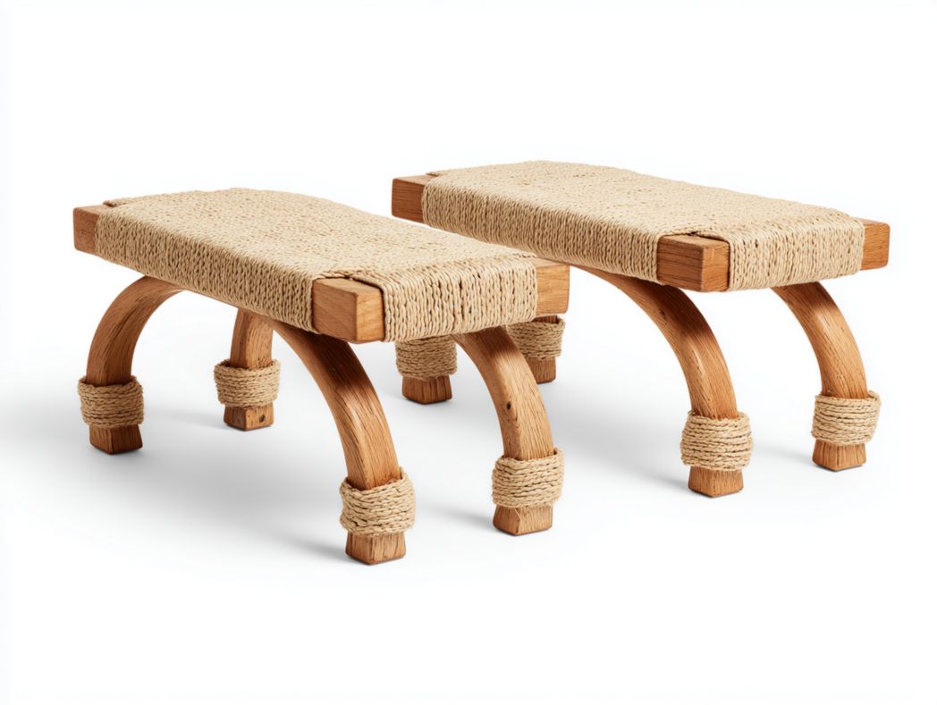 Bancs en rotin et bois, lot de deux tabourets tressés à pieds arqués