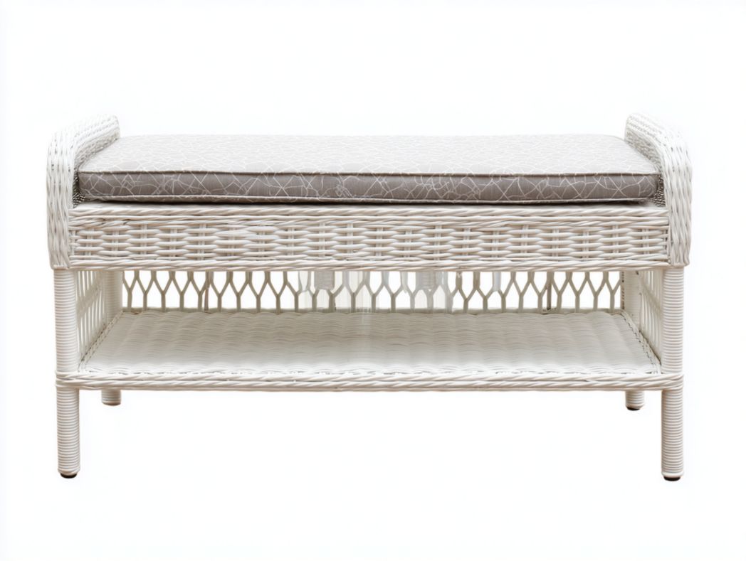 Banc en rotin blanc avec coussin gris et étagère de rangement inférieure