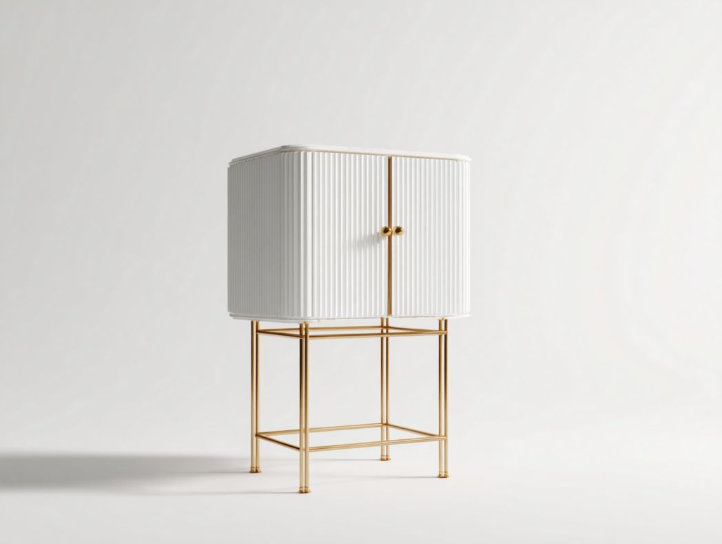 Table de chevet blanche à deux portes – finition striée et pieds hauts dorés