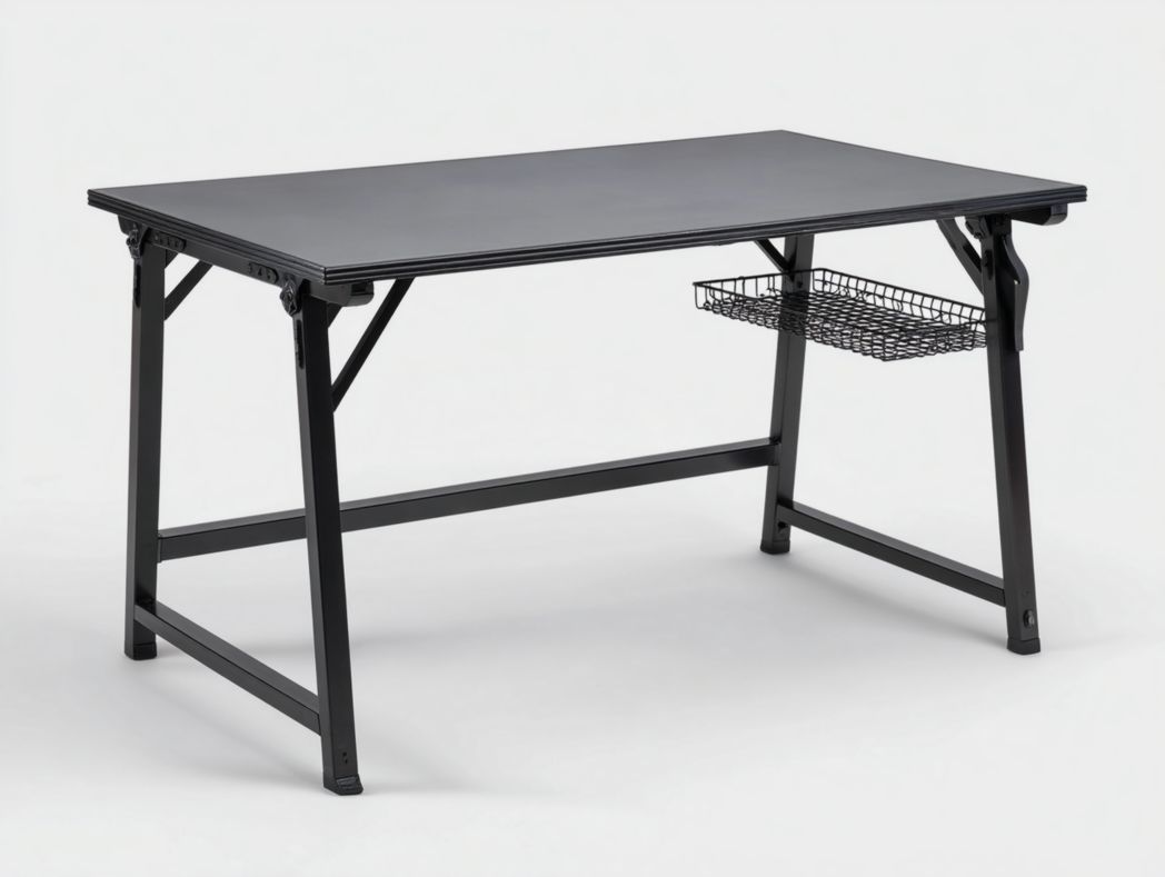 Bureau gaming noir avec structure métallique et panier de rangement latéral