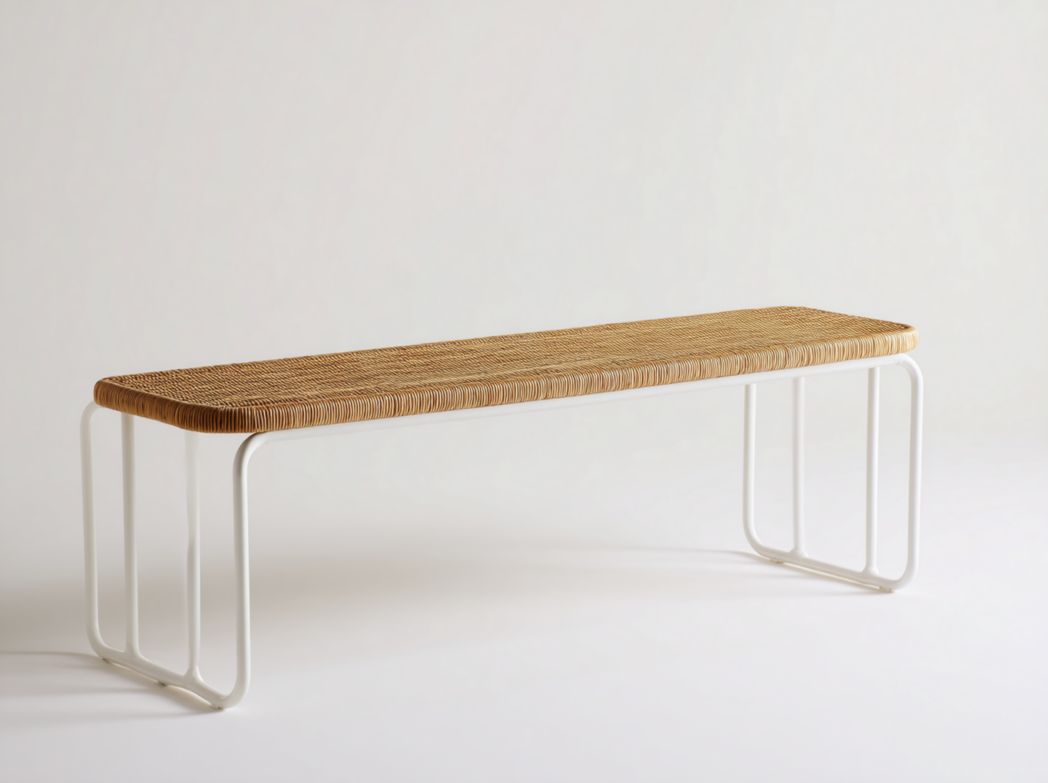 Banc en rotin avec structure métallique blanche et assise naturelle