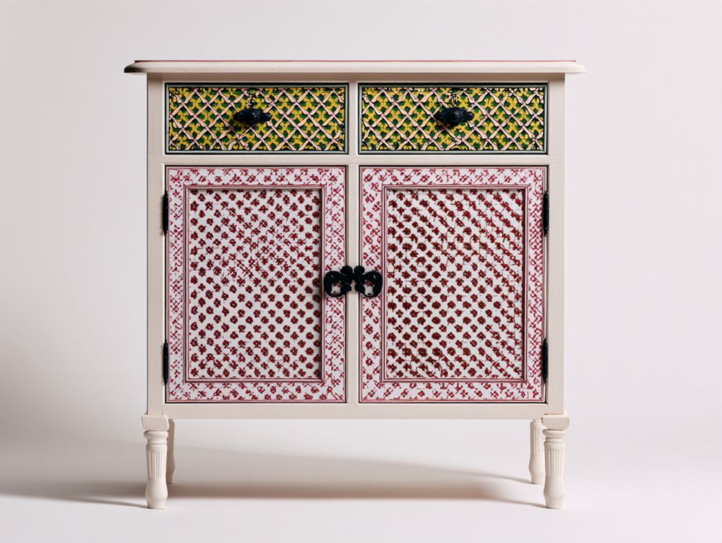 Chiffonnier décoratif oriental à motifs colorés et pieds hauts