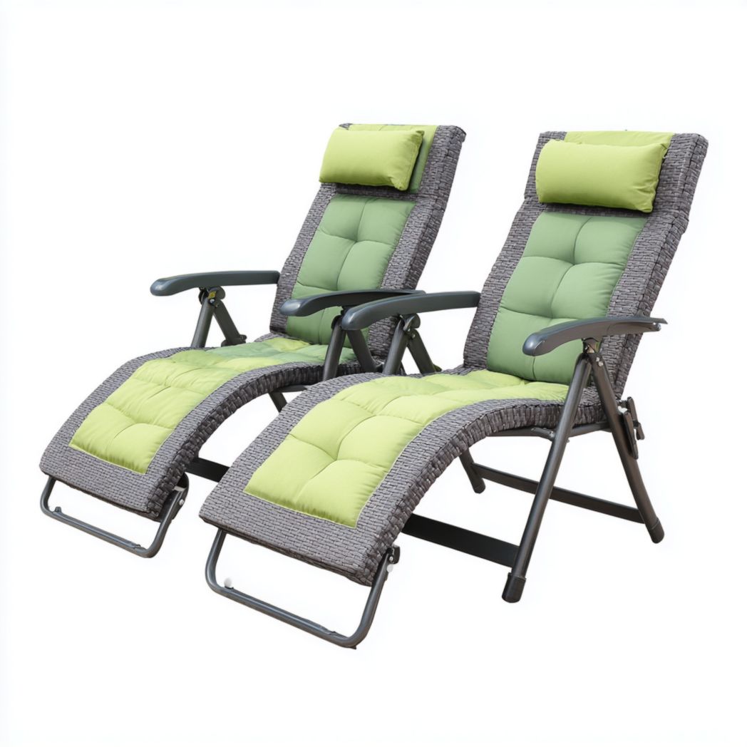 Ensemble de 2 chaises longues en résine tressée avec coussins verts et appui-tête