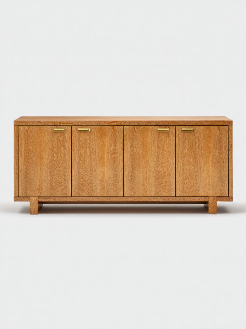 Meuble TV en bois clair, design rectangulaire avec 4 portes et poignées métalliques