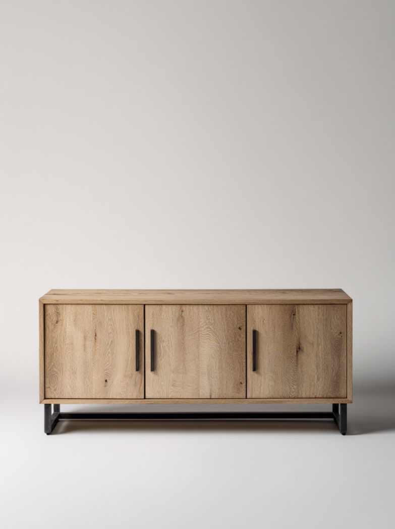 Meuble TV bas en bois clair avec 3 portes et base en métal noir