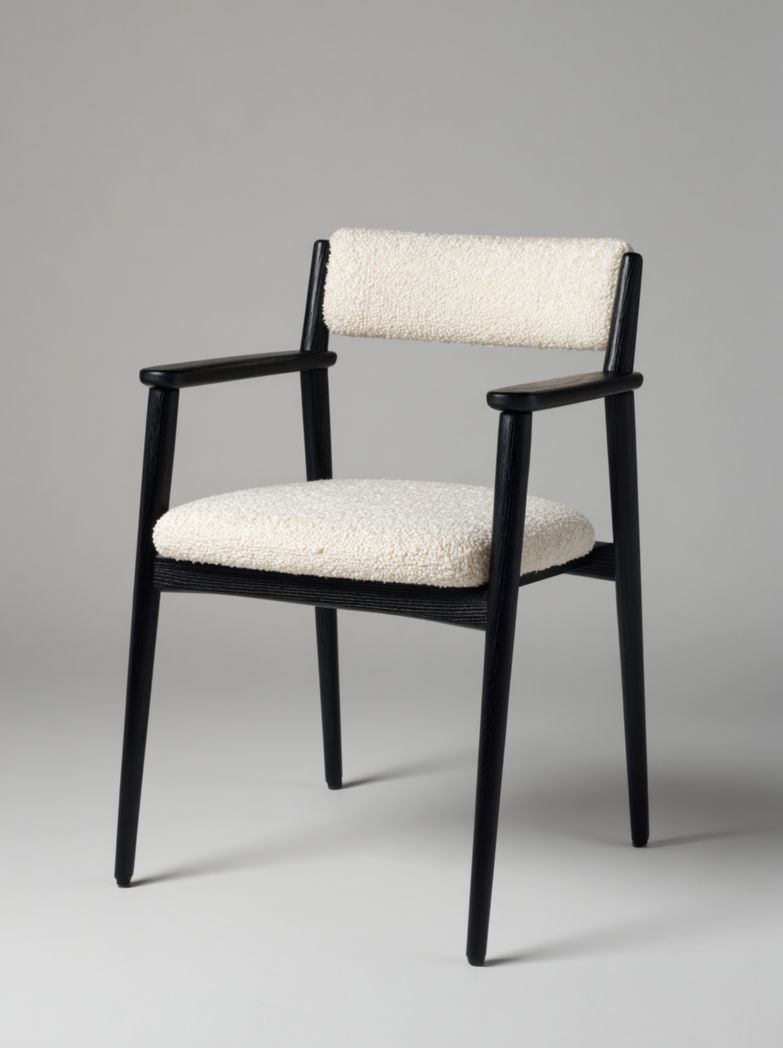 Fauteuil rembourré avec structure en bois massif noir et dossier et assise en tissu d'agneau blanc cassé