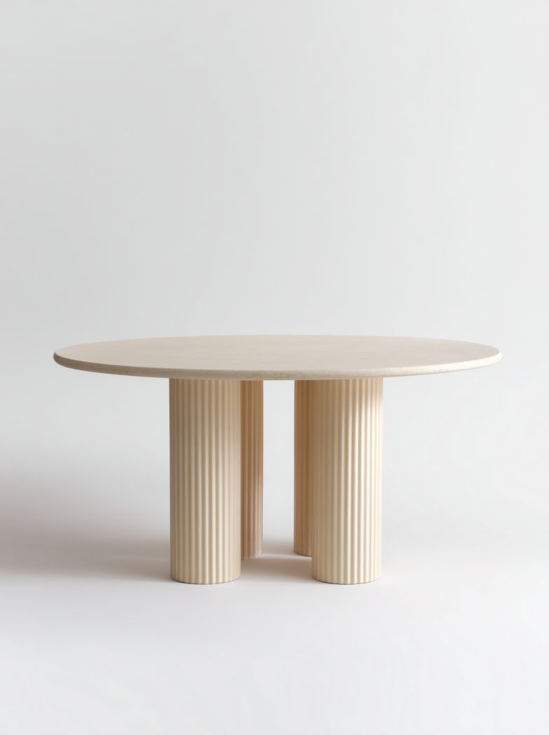 Table ronde en pierre beige avec piètement à quatre colonnes rainurées