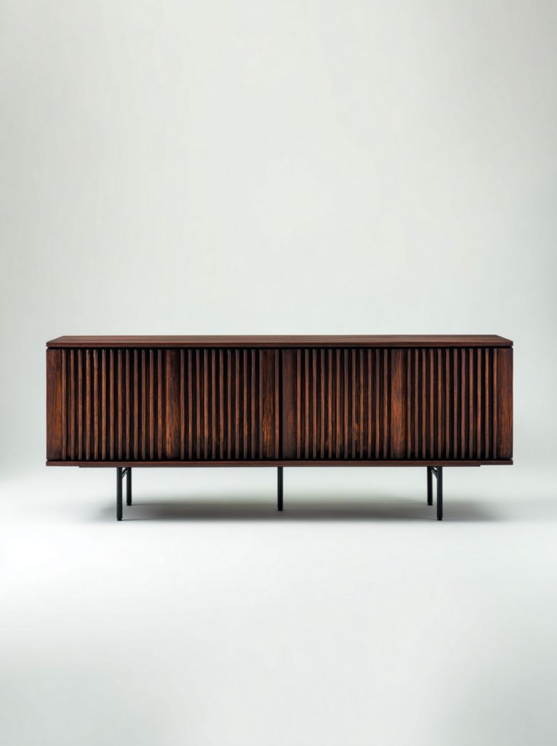 Meuble TV bas noyer foncé à façade lattes, 4 portes et pieds métalliques