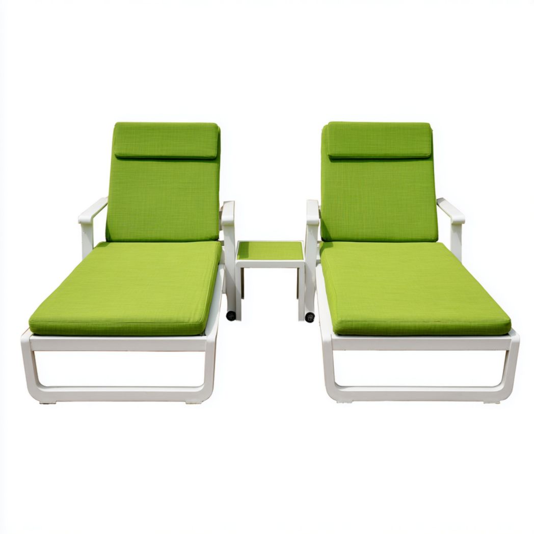 Ensemble de 2 chaises longues avec coussins verts, structure en aluminium blanc et table intégrée