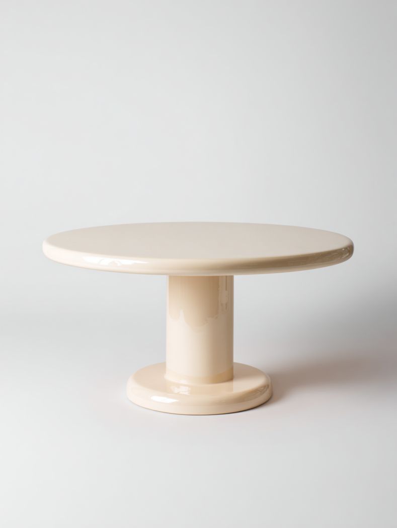 Table ronde beige en résine, design moderne et épuré