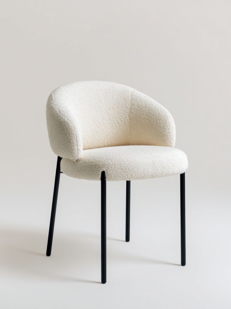 Fauteuil rembourré en tissu bouclette écru avec dossier arrondi et pieds en métal noir