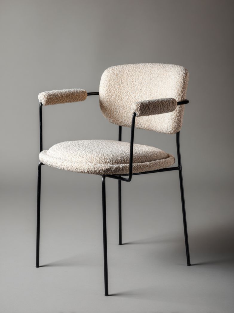 Fauteuil rembourré en métal noir avec assise et dossier en tissu beige