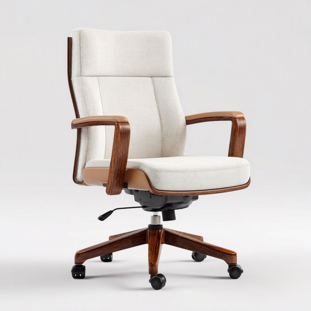 Chaise de bureau en tissu beige avec accoudoirs en bois et base à roulettes