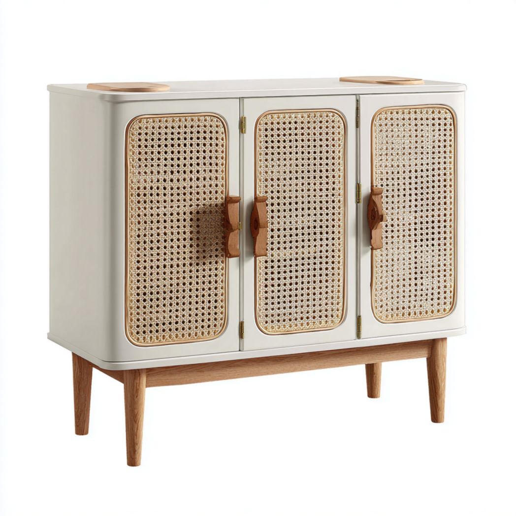 Meuble à chaussures clair avec trois portes en rotin