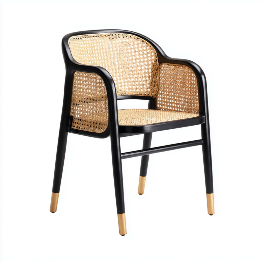 Chaise en bois noir avec dossier et assise en rotin tressé, accoudoirs et pieds ornés de doré