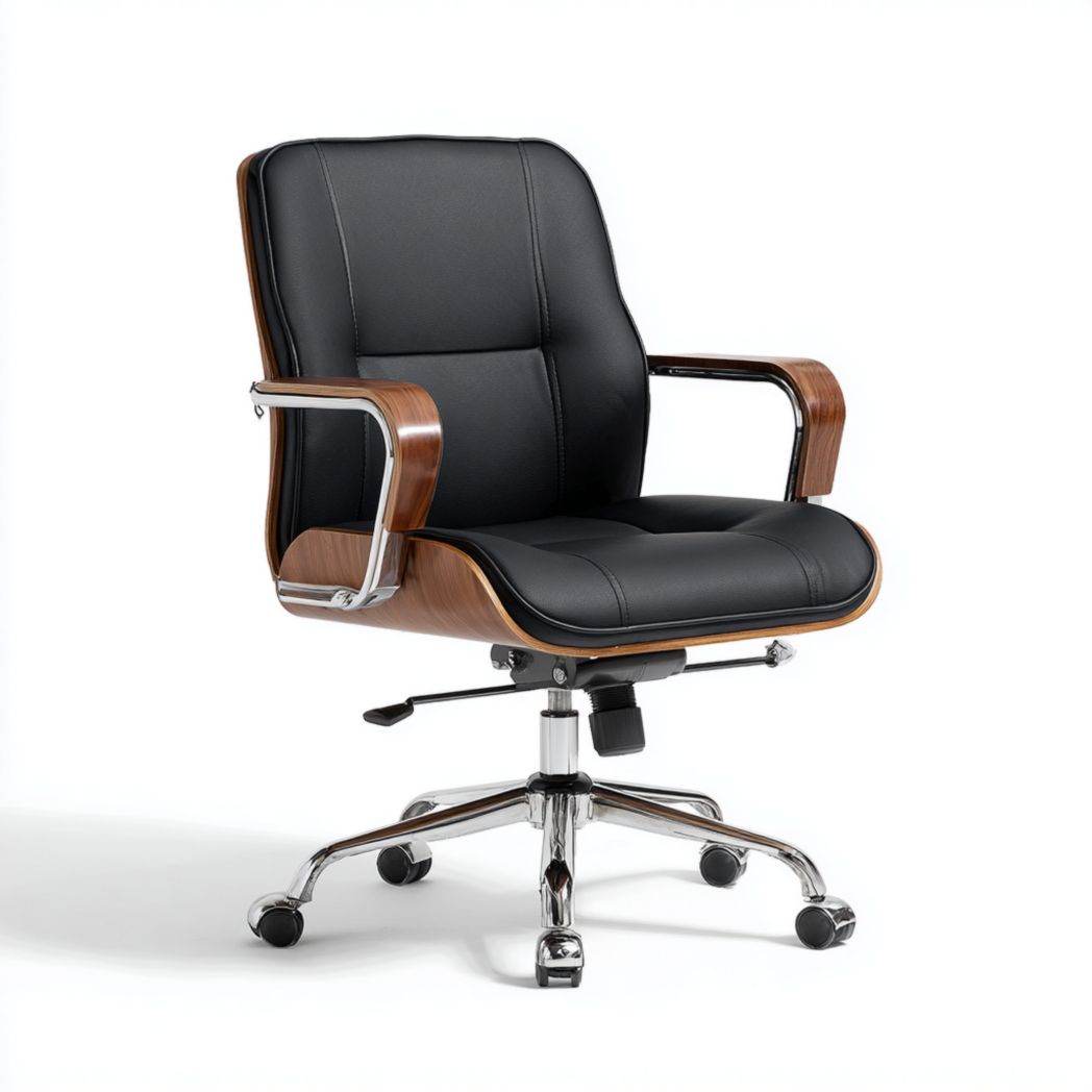 Chaise de bureau en cuir noir avec accoudoirs en bois et base chromée à roulettes