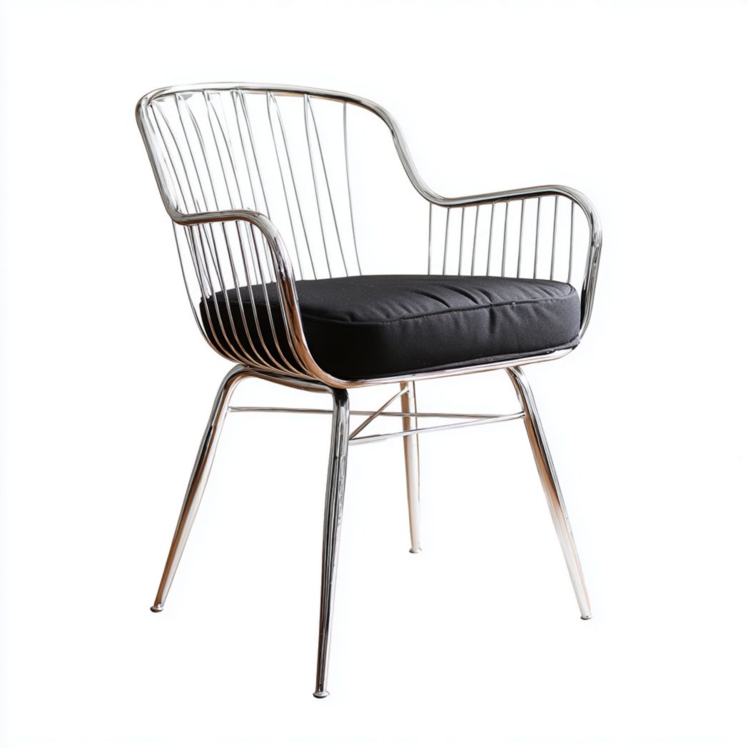 Chaise à structure métallique argentée avec coussin noir