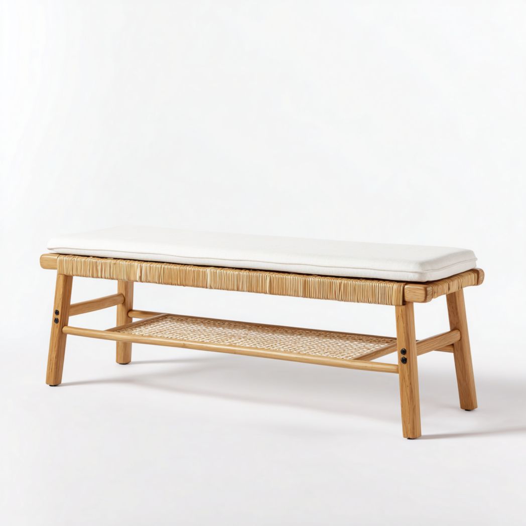Banc d'entrée en bois brun clair avec assise rembourrée et étagère en rotin