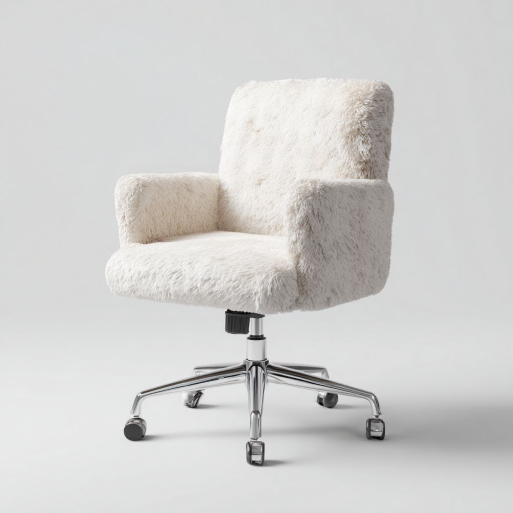 Chaise de bureau en fourrure synthétique blanche avec accoudoirs, base métallique pivotante à roulettes