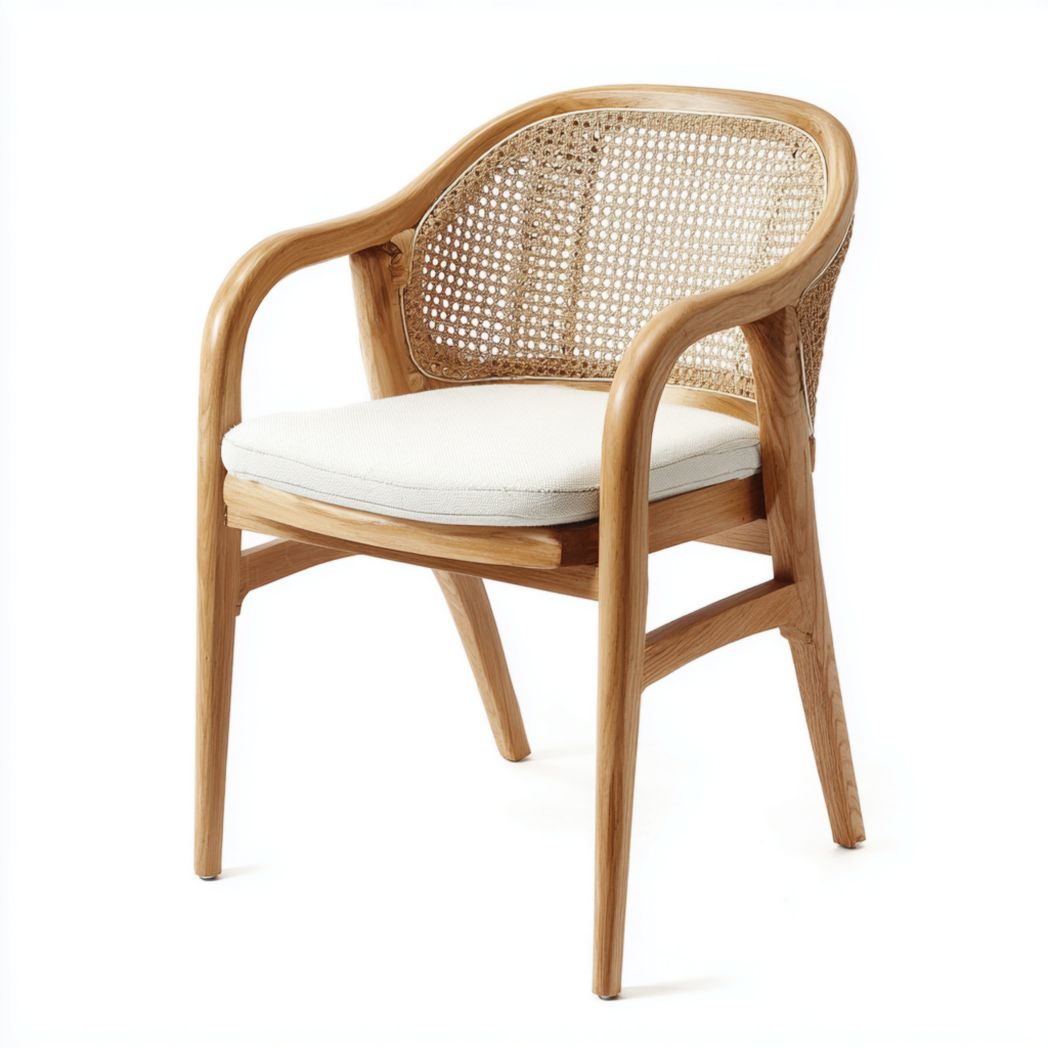 Chaise en bois naturel avec dossier en rotin et assise en tissu beige