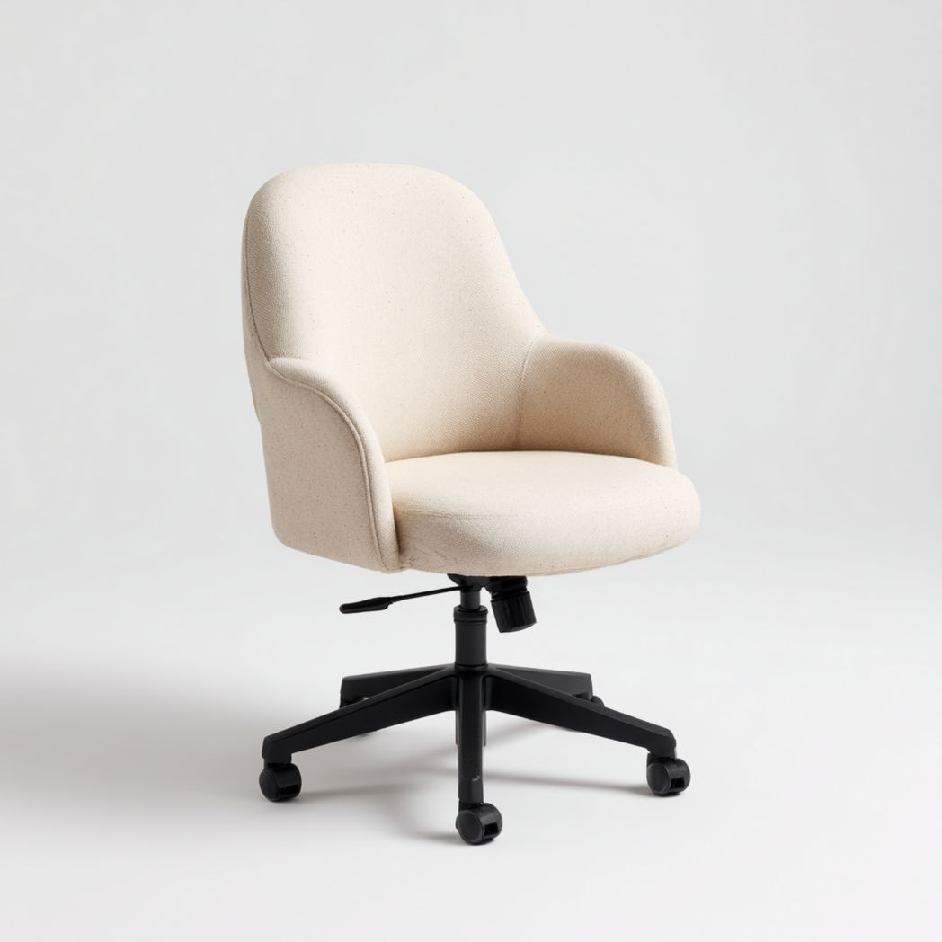 Chaise de bureau en tissu beige avec dossier courbé et base noire à roulettes