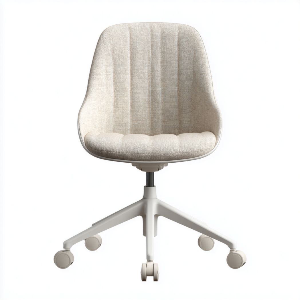 Chaise de bureau en tissu écru avec dossier courbé et base à cinq roulettes