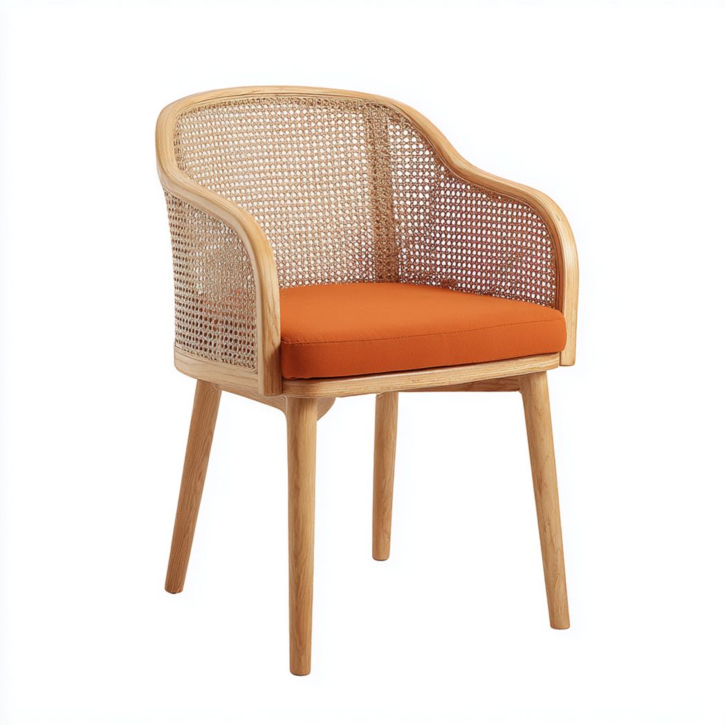 Chaise en bois clair avec dossier en rotin et coussin d’assise en tissu orange