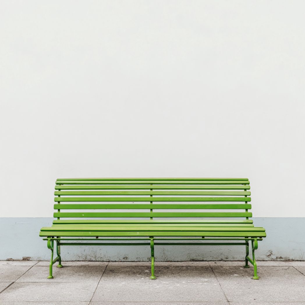 Banc de jardin en métal vert avec dossier à lattes horizontales, sans coussin