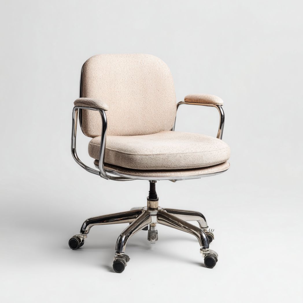 Fauteuil de bureau à dossier carré, assise en tissu beige et base métallique à roulettes